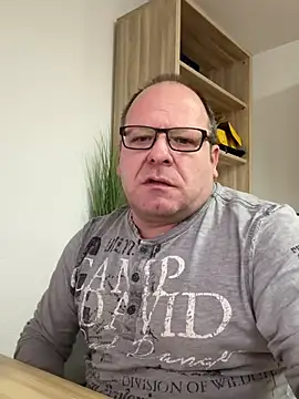 Snapshot of coupleLatinaLovers chatting on December 10, 2024, 8:51 am coupleLatinaLovers online show from December 10, 2024, 8:51 am