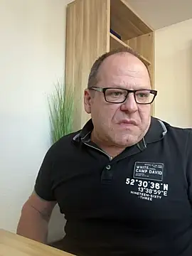 Snapshot of coupleLatinaLovers chatting on December 16, 2024, 9:14 am coupleLatinaLovers online show from December 16, 2024, 9:14 am