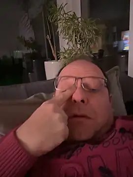 Snapshot of coupleLatinaLovers chatting on December 18, 2024, 5:59 am coupleLatinaLovers online show from December 18, 2024, 5:59 am