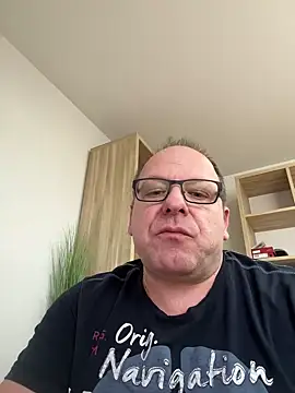 Snapshot of coupleLatinaLovers chatting on December 18, 2024, 11:34 am coupleLatinaLovers online show from December 18, 2024, 11:34 am