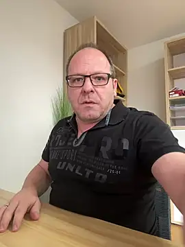 Snapshot of coupleLatinaLovers chatting on December 20, 2024, 9:32 am coupleLatinaLovers online show from December 20, 2024, 9:32 am