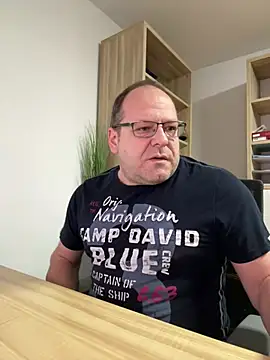 Snapshot of coupleLatinaLovers chatting on December 24, 2024, 6:11 am coupleLatinaLovers online show from December 24, 2024, 6:11 am