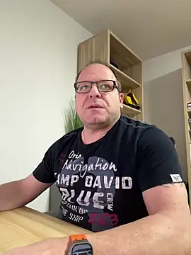 Snapshot of coupleLatinaLovers chatting on January 2, 2025, 6:07 am coupleLatinaLovers online show from January 2, 2025, 6:07 am