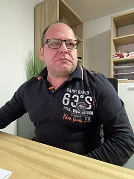 Snapshot of coupleLatinaLovers chatting on January 13, 2025, 6:49 am coupleLatinaLovers online show from January 13, 2025, 6:49 am