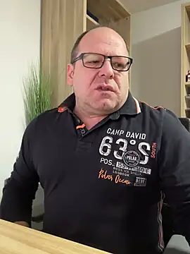 Snapshot of coupleLatinaLovers chatting on January 20, 2025, 5:59 am coupleLatinaLovers online show from January 20, 2025, 5:59 am