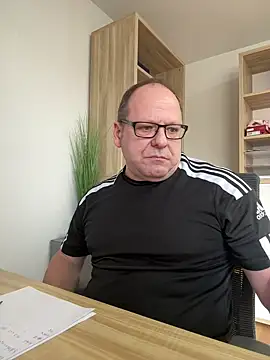 Snapshot of coupleLatinaLovers chatting on January 23, 2025, 9:29 am coupleLatinaLovers online show from January 23, 2025, 9:29 am