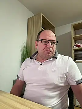 Snapshot of coupleLatinaLovers chatting on February 3, 2025, 5:18 am coupleLatinaLovers online show from February 3, 2025, 5:18 am