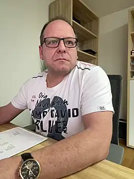 Snapshot of coupleLatinaLovers chatting on February 6, 2025, 11:54 am coupleLatinaLovers online show from February 6, 2025, 11:54 am