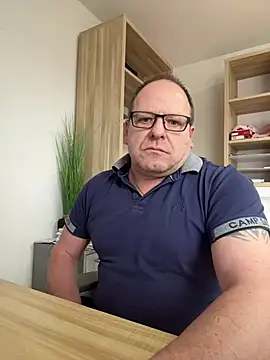 Snapshot of coupleLatinaLovers chatting on February 7, 2025, 11:01 am coupleLatinaLovers online show from February 7, 2025, 11:01 am