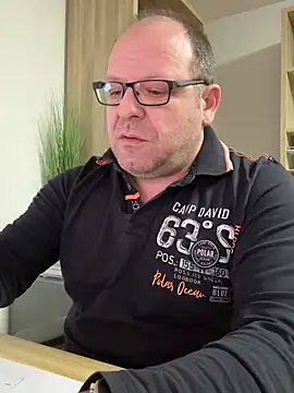 Snapshot of coupleLatinaLovers chatting on February 19, 2025, 6:11 am coupleLatinaLovers online show from February 19, 2025, 6:11 am