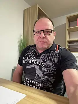 Snapshot of coupleLatinaLovers chatting on February 20, 2025, 6:06 am coupleLatinaLovers online show from February 20, 2025, 6:06 am