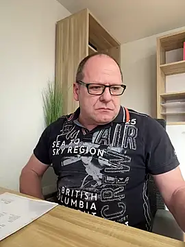 Snapshot of coupleLatinaLovers chatting on February 20, 2025, 10:48 am coupleLatinaLovers online show from February 20, 2025, 10:48 am