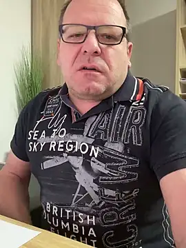 Snapshot of coupleLatinaLovers chatting on February 21, 2025, 5:46 am coupleLatinaLovers online show from February 21, 2025, 5:46 am