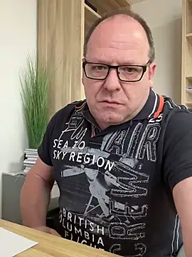 Snapshot of coupleLatinaLovers chatting on February 21, 2025, 8:51 am coupleLatinaLovers online show from February 21, 2025, 8:51 am