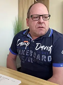 Snapshot of coupleLatinaLovers chatting on March 19, 2025, 10:00 am coupleLatinaLovers online show from March 19, 2025, 10:00 am