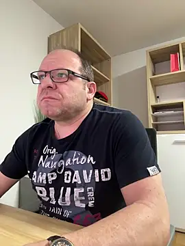 Snapshot of coupleLatinaLovers chatting on March 20, 2025, 5:35 am coupleLatinaLovers online show from March 20, 2025, 5:35 am