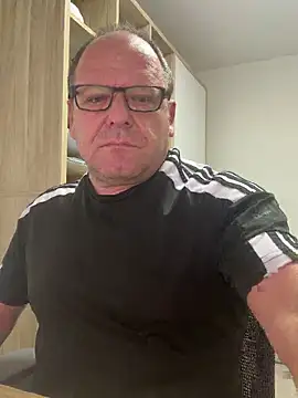 Snapshot of coupleLatinaLovers chatting on September 18, 2025, 4:36 am coupleLatinaLovers online show from September 18, 2025, 4:36 am