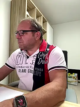 Snapshot of coupleLatinaLovers chatting on September 26, 2025, 5:22 am coupleLatinaLovers online show from September 26, 2025, 5:22 am