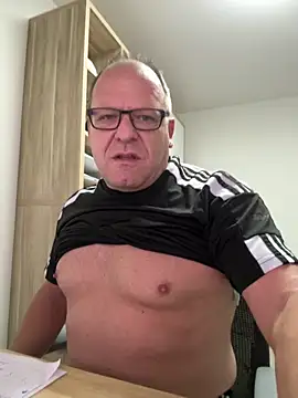 Snapshot of coupleLatinaLovers chatting on October 3, 2025, 4:53 am coupleLatinaLovers online show from October 3, 2025, 4:53 am