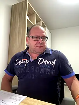 Snapshot of coupleLatinaLovers chatting on October 7, 2025, 5:04 am coupleLatinaLovers online show from October 7, 2025, 5:04 am