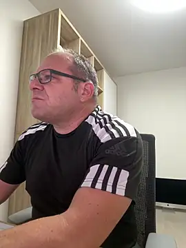 Snapshot of coupleLatinaLovers chatting on October 8, 2025, 4:32 am coupleLatinaLovers online show from October 8, 2025, 4:32 am