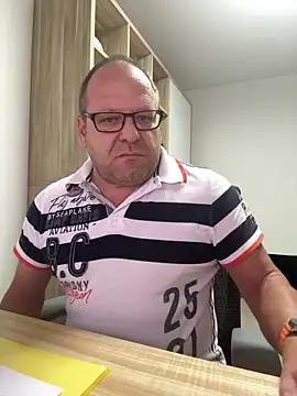 Snapshot of coupleLatinaLovers chatting on October 10, 2025, 5:17 am coupleLatinaLovers online show from October 10, 2025, 5:17 am