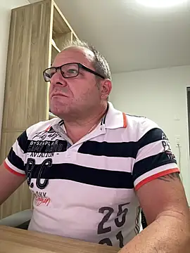 Snapshot of coupleLatinaLovers chatting on October 16, 2025, 5:19 am coupleLatinaLovers online show from October 16, 2025, 5:19 am