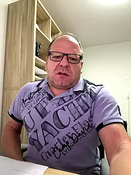 Snapshot of coupleLatinaLovers chatting on October 22, 2025, 4:57 am coupleLatinaLovers online show from October 22, 2025, 4:57 am