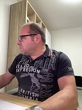 Snapshot of coupleLatinaLovers chatting on October 23, 2025, 4:56 am coupleLatinaLovers online show from October 23, 2025, 4:56 am