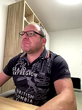 Snapshot of coupleLatinaLovers chatting on October 24, 2025, 4:53 am coupleLatinaLovers online show from October 24, 2025, 4:53 am