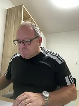 Snapshot of coupleLatinaLovers chatting on October 27, 2025, 5:44 am coupleLatinaLovers online show from October 27, 2025, 5:44 am