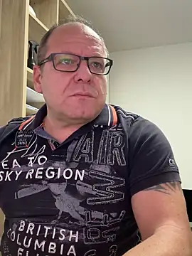 Snapshot of coupleLatinaLovers chatting on October 30, 2025, 6:04 am coupleLatinaLovers online show from October 30, 2025, 6:04 am