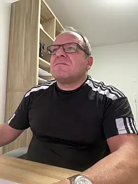 Snapshot of coupleLatinaLovers chatting on October 31, 2025, 6:25 am coupleLatinaLovers online show from October 31, 2025, 6:25 am