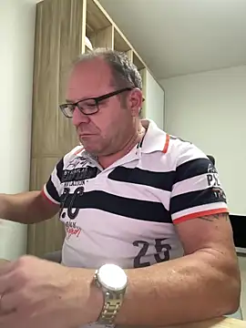 Snapshot of coupleLatinaLovers chatting on November 14, 2025, 6:23 am coupleLatinaLovers online show from November 14, 2025, 6:23 am