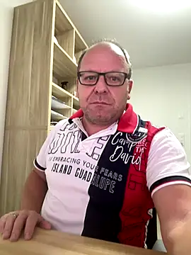 Snapshot of coupleLatinaLovers chatting on November 14, 2025, 6:39 pm coupleLatinaLovers online show from November 14, 2025, 6:39 pm