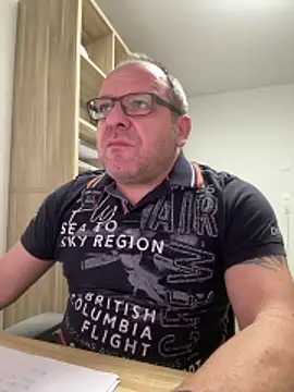 Snapshot of coupleLatinaLovers chatting on November 26, 2025, 6:25 am coupleLatinaLovers online show from November 26, 2025, 6:25 am