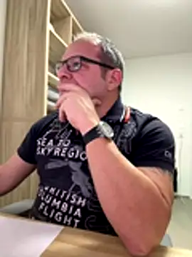 Snapshot of coupleLatinaLovers chatting on November 27, 2025, 6:37 am coupleLatinaLovers online show from November 27, 2025, 6:37 am