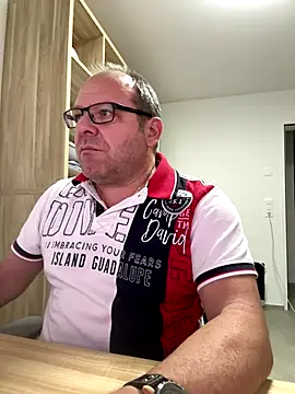 Snapshot of coupleLatinaLovers chatting on December 3, 2025, 6:10 am coupleLatinaLovers online show from December 3, 2025, 6:10 am