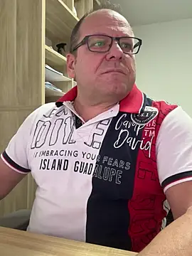 Snapshot of coupleLatinaLovers chatting on December 4, 2025, 6:55 am coupleLatinaLovers online show from December 4, 2025, 6:55 am