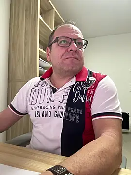 Snapshot of coupleLatinaLovers chatting on December 5, 2025, 6:22 am coupleLatinaLovers online show from December 5, 2025, 6:22 am