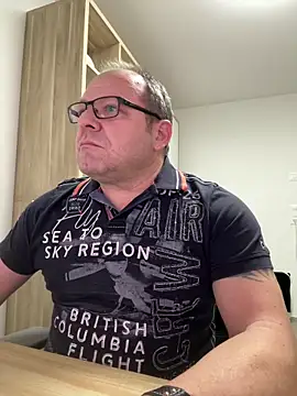 Snapshot of coupleLatinaLovers chatting on December 15, 2025, 5:44 am coupleLatinaLovers online show from December 15, 2025, 5:44 am