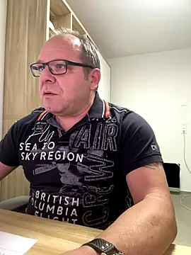 Snapshot of coupleLatinaLovers chatting on December 17, 2025, 6:08 am coupleLatinaLovers online show from December 17, 2025, 6:08 am