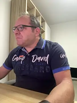 Snapshot of coupleLatinaLovers chatting on December 18, 2025, 5:57 am coupleLatinaLovers online show from December 18, 2025, 5:57 am