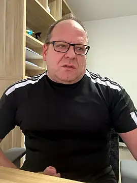 Snapshot of coupleLatinaLovers chatting on January 14, 2026, 8:31 am coupleLatinaLovers online show from January 14, 2026, 8:31 am