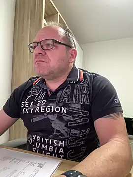 Snapshot of coupleLatinaLovers chatting on February 6, 2026, 6:29 am coupleLatinaLovers online show from February 6, 2026, 6:29 am