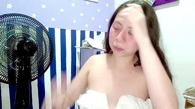Snapshot of PetiteIvoryQueen19 chatting on July 1, 2026, 4:14 am PetiteIvoryQueen19 online show from July 1, 2026, 4:14 am