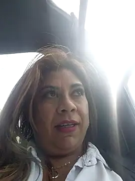 Snapshot of Laura-Hernandez chatting on June 4, 2026, 2:34 pm Laura-Hernandez online show from June 4, 2026, 2:34 pm