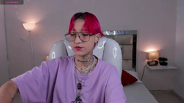 ravengreen  online show from February 4, 2025, 8:17 pm