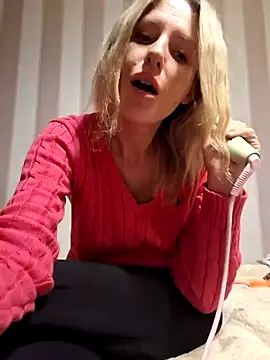 YourJuliena online show from December 31, 2024, 2:58 pm