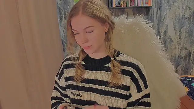 JuxxxsyBunx online show from December 4, 2025, 6:12 am